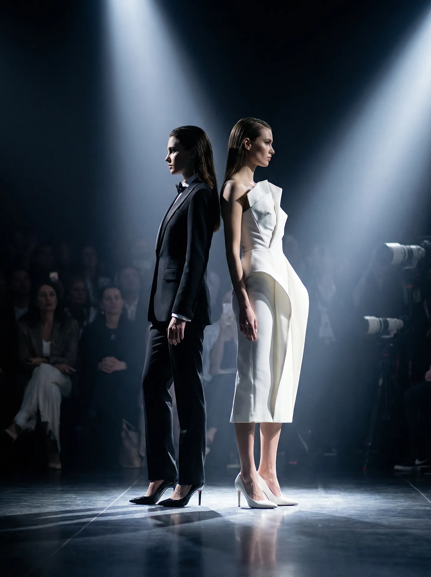 黑白对比造型双人模特秀场短片